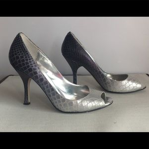 Enzo Angiolini “EA Maylie” Silver & Blue Faux Croc Peep Toe Heels (Size: 8.5 M)